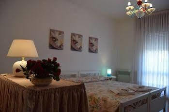 Casa Vacanza E Per Lavoro Elena E Carla Spinea Exteriér fotografie